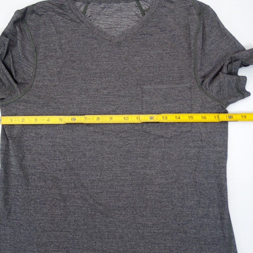 Lululemon T Shirt Men Small Gray Pocket S/Sleeve V-Neck Activewear Fitness Gym - Picture 6 of 6